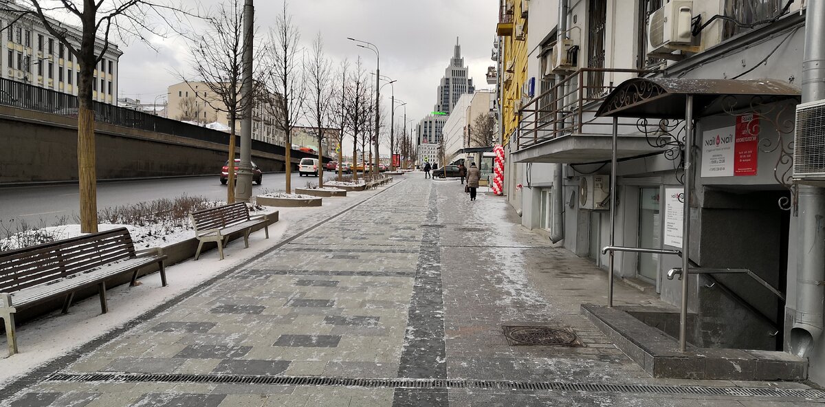 Подъезды домов, выходящие на Садовое кольцо к которым нужно спускаться, а не наоборот