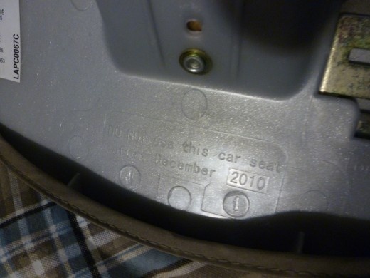 Срок годности этого автомобильного кресла трудно различим - на пластиковой табличке изображено предупреждение: «Не используйте это автомобильное сиденье после декабря 2010 года».