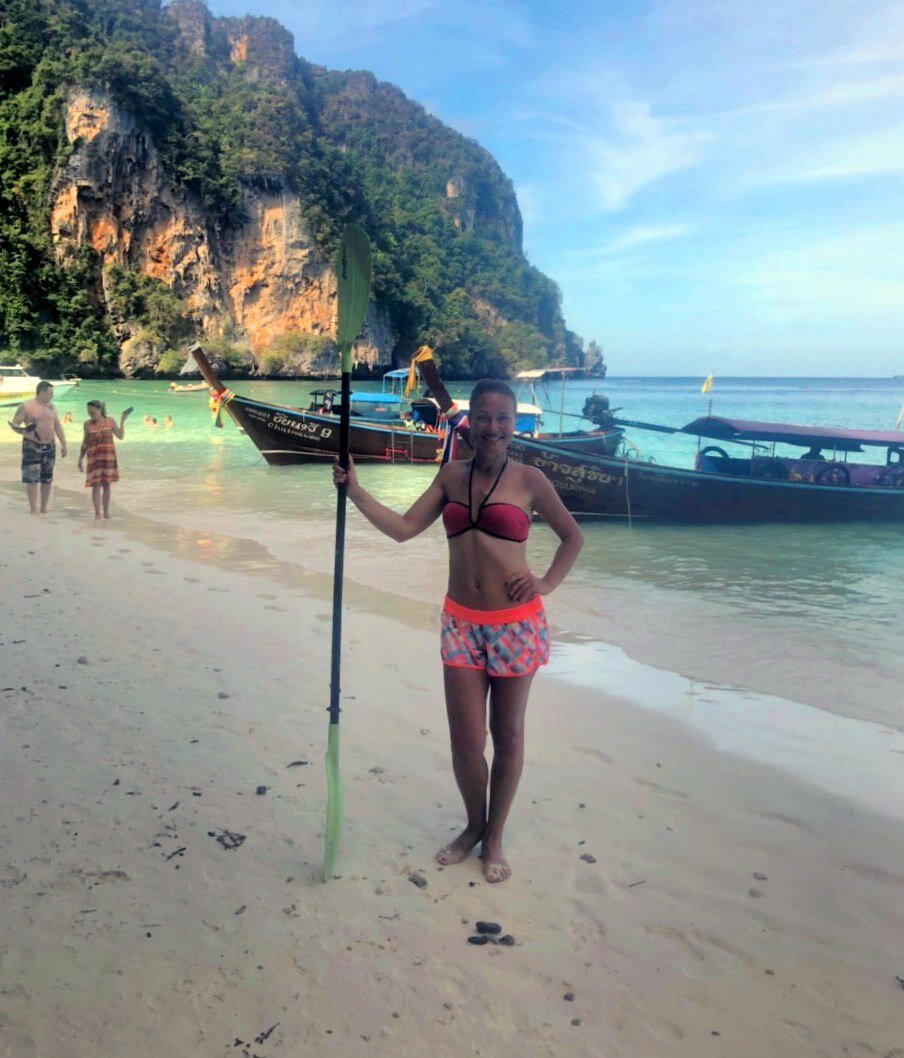 Угадайте зачем весло? Не угадаете ни за что! Дело в том, что некоторые самцы реально наглые, им может что-то понравится у тебя, прыгнут, отберут, поцарапают. В 2017 году мы это уже проходили. Поэтому весло от каяка я взяла с собой на прогулку. Смотрите дальше, как наглые макаки ползали по парню и обшаривали его рюкзак и бейсболку а у девушки самец отобрал йогут и выпил))))