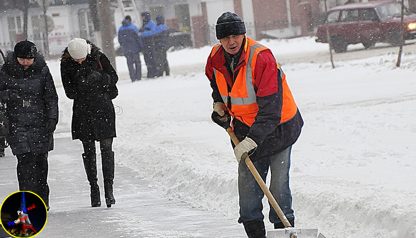Дворник в России. Зарплата - 25.000 рублей