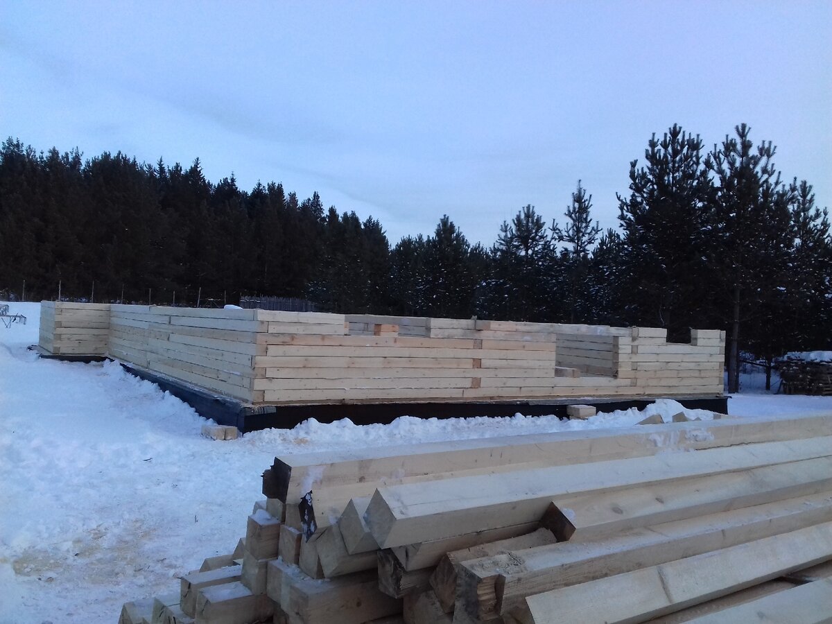 На фото 2 дня работы. Проемы выкладываем примерно, с перемычками для усиления