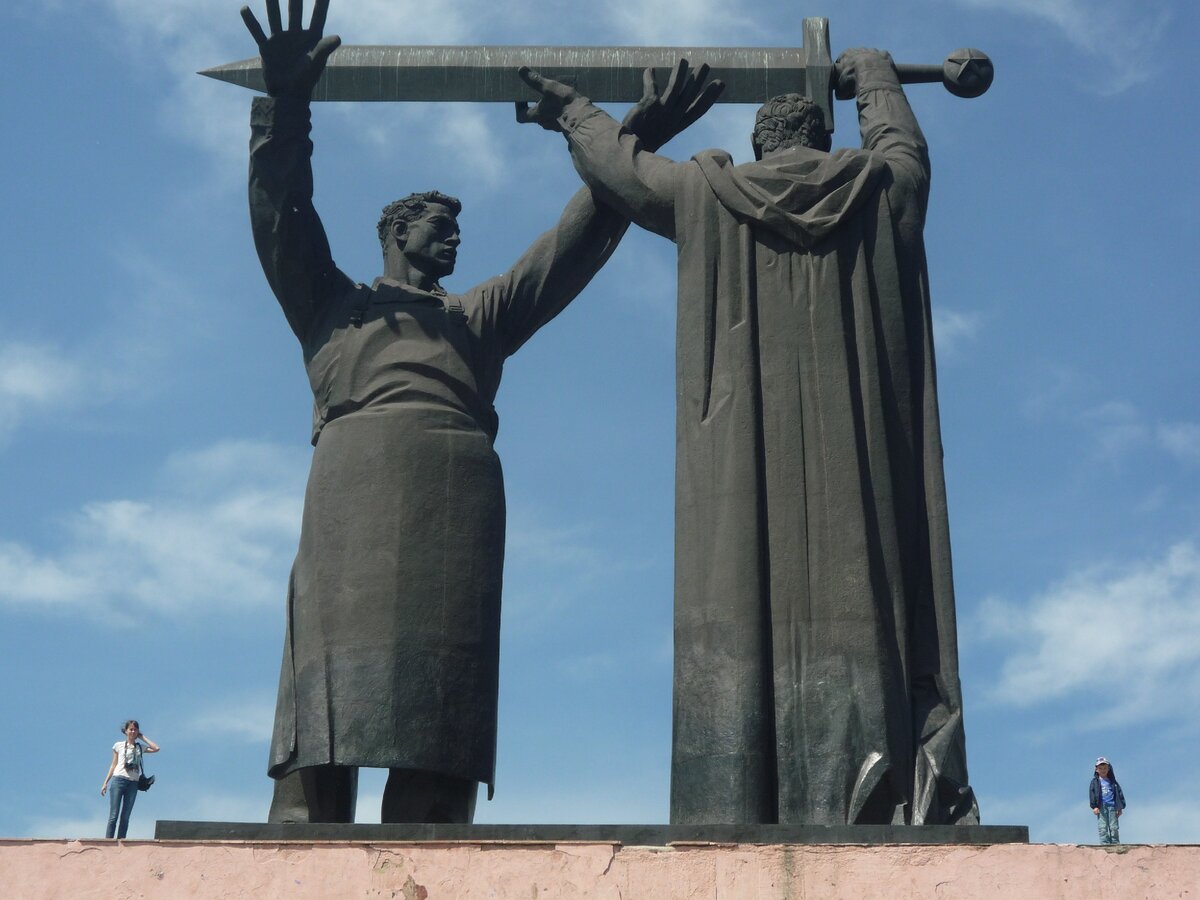 Памятник в магнитогорске 9 мая 1966. Памятники победы магнитогорск тыл фронту. Комсомолец магнитогорск. Магнитогорск достопримечательности города. Монумент тыл фронту в магнитогорске.