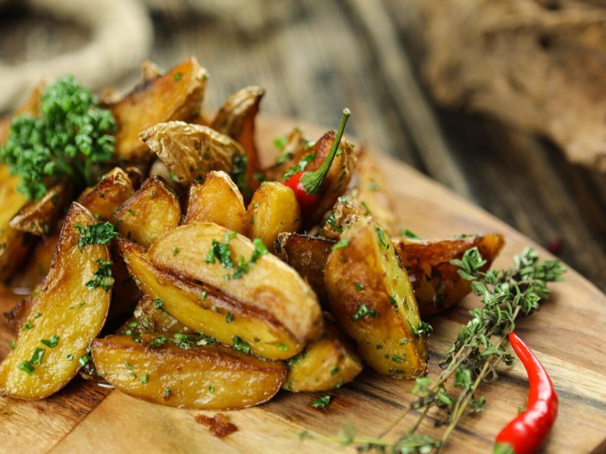 аппетитная и очень вкусная картошка "по деревенски"