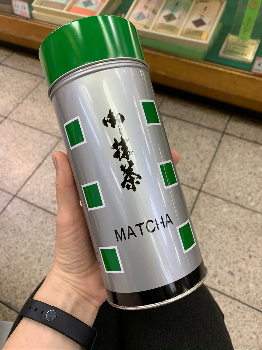 Моя банка матча, церемониальный сорт - более тонкий помол, более тонкий вкус, без горчинки. Стоила 9000 йен (5000 рублей). Такой банки хватит очень надолго. 