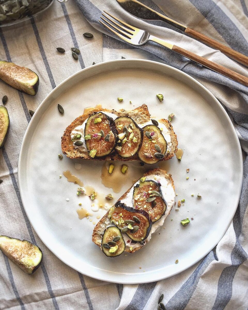 На фото: тост с инжиром, йогуртом из кокосового молока, фисташками и клиновым сиропом.