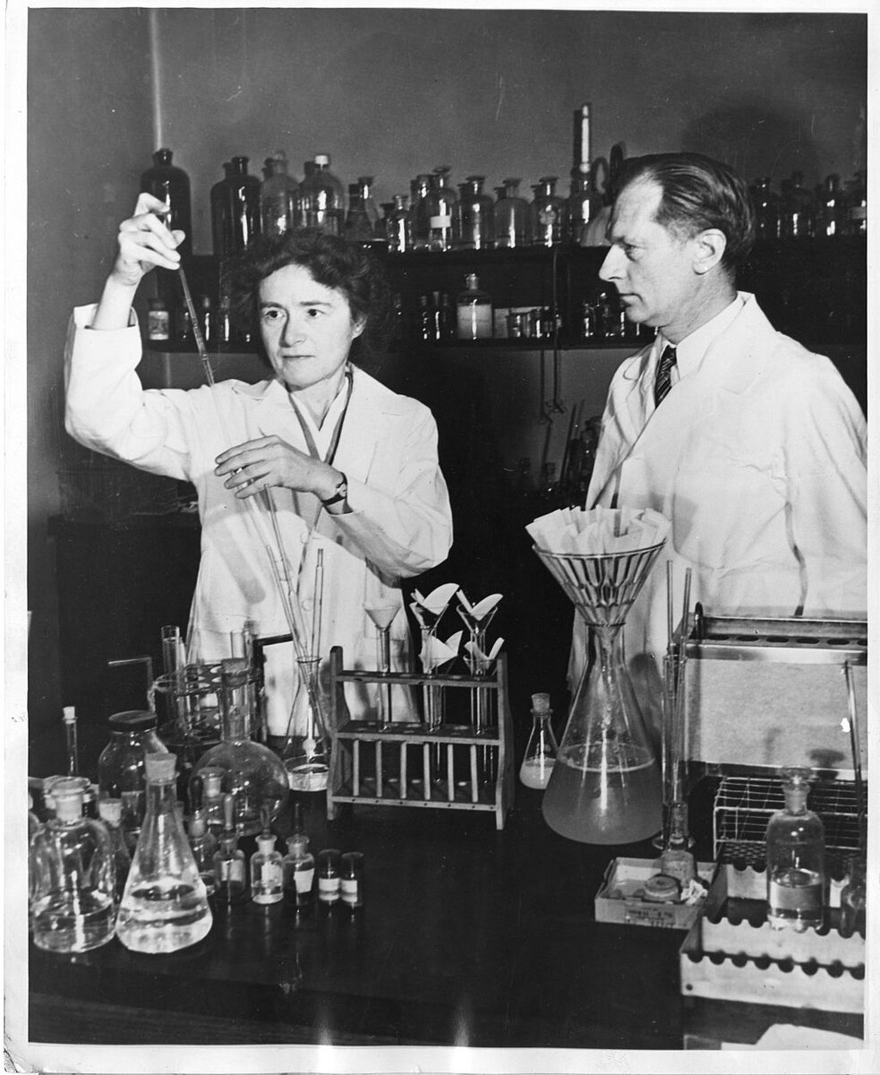 Герти Тереза Радниц родилась 8 августа 1896 года в Праге. Ее отец Отто Радниц был химиком. Он разработал успешный способ рафинирования сахара и стал генеральным директором сахарного завода.-2