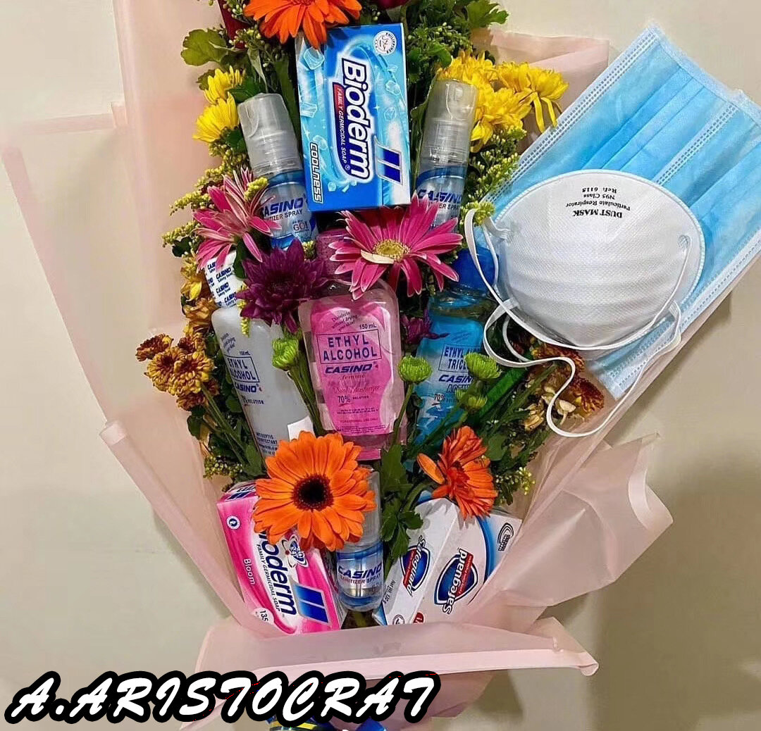 В связи с коронавирусом букеты из масок, перчаток и антисептиков набирают популярность. 