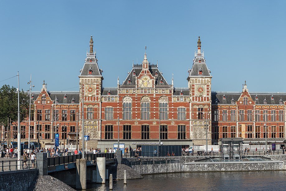 Центральный вокзал Амстердама.