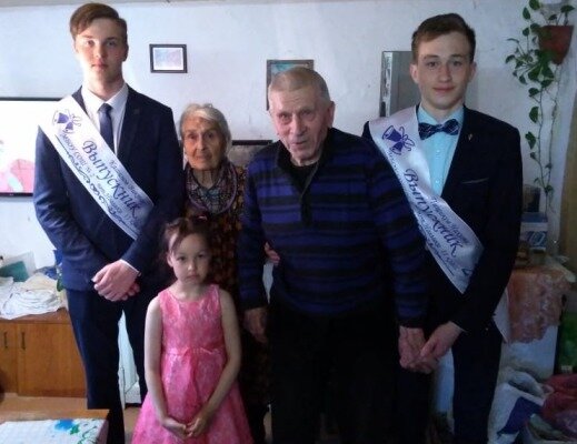 Антонина и Василий Минько с правнуками и правнучкой. Фото: семейный архив