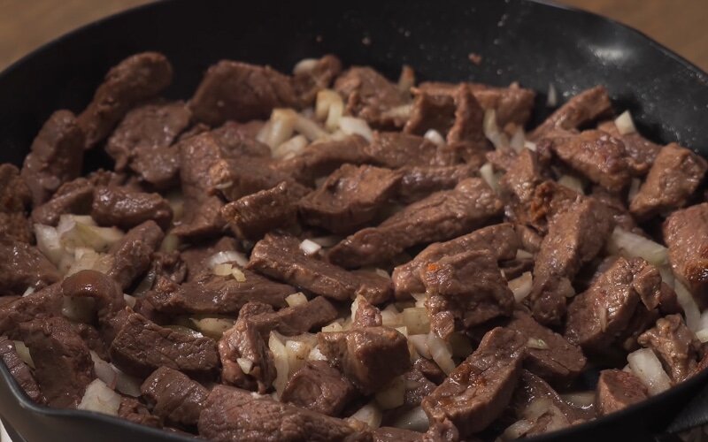 Тушеная говядина с подливкой в духовке — рецепт с фото