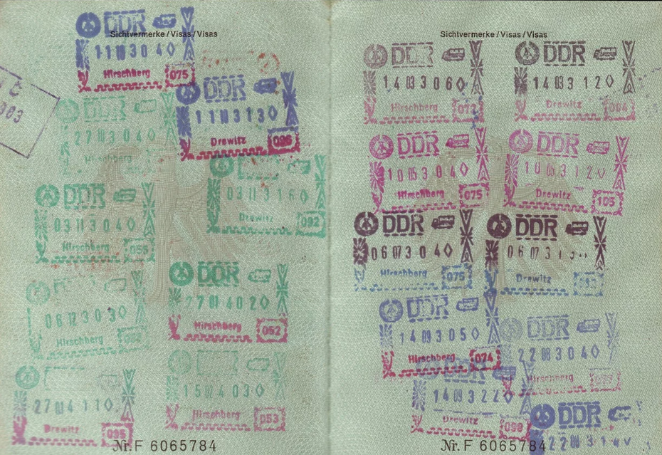 Источник фото: https://pixabay.com/ru/photos/паспорт-транзит-виза-ddr-1402644/