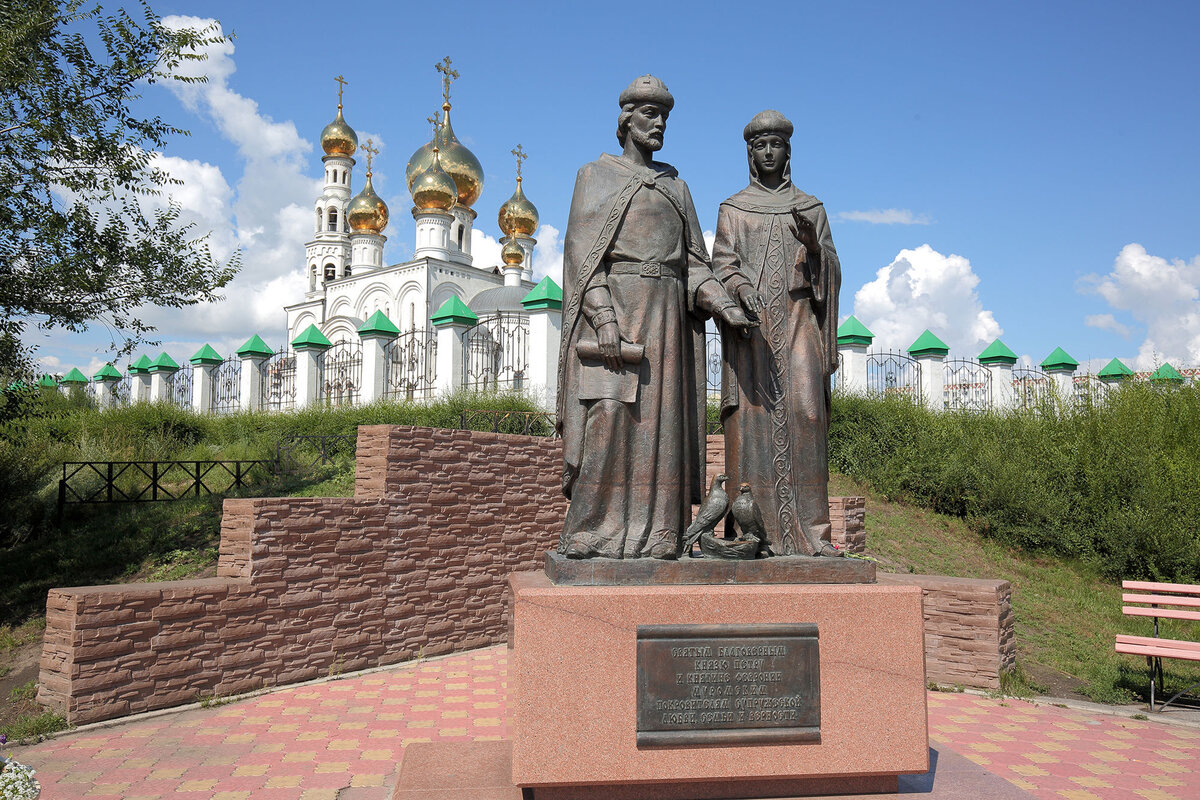 Где в абакане можно. Памятник Петру и Февронии в Абакане. Достопримечательности Абакана памятник Петру и Февронии. Скульптура в Абакане Петра и Февронии. Абакан Церковь Петра и Февронии.