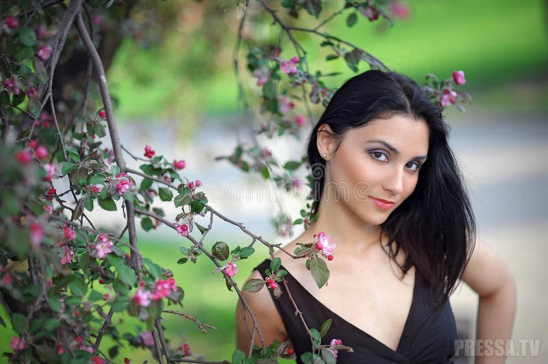  
Никогда не любила ездить к бабушке. Приезжали раз в год всей семьей на пару дней, и начинался трэш. Пьянка с самогоном и мордобоем, в котором участвовала моя бабушка и её сыновья, а после этого она пыталась 7-9-летнюю меня просветить насчёт секса во всех мерзких подробностях. В очередном споре, когда она задрала юбку и показала, куда идти, я узнала, что и бельё она не носила. Жаль, что другую бабушку я не узнала, — она умерла, когда мне был год( 
ххх

Недавно наткнулась на сериал про Катю Пушкареву. Боже мой, тогда ее образ казался ужасным, а сегодня она прямо-таки в тренде, зато все, кто был на стиле, выглядят как клуши. Какая странная вещь — мода!

ххх

Когда началась война, дед ушел на фронт, а бабушка с четырехлетней дочкой уехали в эвакуацию. Жили тяжело, еды не хватало, дочка сильно болела. Бабушка была красавицей, и за ней ухаживал офицер в высоком звании, приносил тушёнку, масло, шоколад. И она уступила. Девочка на хорошем питании быстро поправилась. Когда дед вернулся с войны, бабушка сразу призналась ему. Он покурил, помолчал и сказал: "Спасибо, что сберегла дочку". Прожили они 55 лет вместе, и никогда ни словом он ее не упрекнул.

ххх

Терпеть не могу денежные монеты. При их виде сразу тошнит. В детстве была привычка — собирать мелочь по всему дому и запихивать в рот. Годы прошли, привычка ушла, но только сейчас понимаю, что это было отвратно.

ххх

Ненавижу такую весну, потому что невозможно нормально потупить в телефоне! Заходишь в маршрутку после улицы, склоняешься над телефоном, и сопли так предательски стекают вниз...

ххх

Долгое время в офисе выковыривала огромные козявки и лепила их за столом. Всё думала, что потом уберу. Пока была в отпуске, переехали в другой кабинет, туда сел начальник. Стыдно возвращаться на работу(((

ххх

В детстве боялась стариков из-за того, что мне казалось, что они украдут мою молодость, чтобы продлить себе жизнь. А из-за того, что была милым ребенком, они часто брали меня на колени в переполненном транспорте. Минуты ужаса.

ххх

Мой муж работает в аграрной компании — вспахивает поля и возит урожай. На работе ездит на тракторе, и, когда нам дома становится скучно, он спрашивает: "Сколько будет 150+150?" Я говорю: "300", — и иду сосать у тракториста)

ххх

Перед каждым полетом, коих бывает не так много, ставлю статус из серии "жизнь так коротка" или же делаю пост с песней "If I die young". Если вдруг я умру в авиакатастрофе, то все будут заходить на мою страницу и думать, что я предчувствовала свою кончину. Страдаю аэрофобией.

ххх

С детства папа избивал меня и изводил морально, пока я не уехала из дома. Сейчас живу за границей и общаемся изредка в мессенджере. Как-то, рассказывая ему историю, ругнулась матом. Папа вынес весь мозг, что я его не уважаю, потому что "сматерилась при нем". И что, если я продолжу материться, он перестанет общаться со мной. А я реально задумалась над тем, что не уважаю его и что, если он перестанет со мной общаться, я не сильно расстроюсь.

ххх

Недавно услышала от знакомых, у которых ребенку месяц, что, мол, пора крестить ребенка. Вскользь уточнила, читали ли они Библию (нет); знают ли хотя бы "Отче наш" (тоже нет); во сколько был крещен Иисус и был ли он вообще крещен? Последний вопрос загнал их в тупик. Тогда я спросила, зачем крестить такую кроху. Ответ был гениальным: "Ну, надо же, мы ж вроде православные..." Православные, которые даже Библию в руках не держали, а крестик как украшение носят. Бесит!

ххх

Бабушка всегда меня ругает, когда видит, КАК я чищу картошку. Говорит, что во время войны моими очистками можно было бы накормить всю деревню.

ххх

Возвращалась домой из магазина. Пятилетняя дочь забежала в лифт, я тащу сумки позади. И тут кто-то вызывает лифт, я не успеваю. Двери закрываются, и я слышу вопль дочки, уезжающий вверх. Бросаю сумки, мечусь по этажам, пытаюсь понять, откуда крик. Добежала до седьмого. Надо было увидеть лицо мужика, который ждал лифт. Когда двери открылись, перед ним стояла маленькая зареванная злая девочка, которая наехела на него, проорав бассом здорового мужика: "Где моя мама?! Отвечай!"

ххх

Определяю мужиков по попе. Округлые пухлые задницы или рыхлые бёдра, больше похожие на женские, — скорее всего, он ленивый, а еще может быть хитрый или маменькин сынок. Уже сколько раз совпадало!

ххх

Начал встречаться с девушкой 19 лет, которая курит, пьет и не против подзаработать за минет. Хотел поставить ее на путь истинный, переехал к ней, устроился на более высокооплачиваемую работу, чтобы содержать ее и ее мать. В результате за три года сам чуть не спился, и два раза хотели посадить. Бросил и уехал. В пизду такую благотворительность. Изредка общаемся как друзья. О своем поступке не жалею, повторять не собираюсь. Не пью совсем, мне 27.

ххх