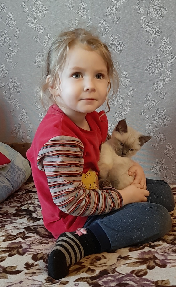 Это младшая и любимая доченька и ее питомец. Всем здравствуйте!