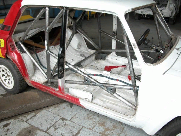 Каркас безопасности придаёт жёсткость кузову. Устанавливают конструкцию на машины, участвующие в автомобильных соревнованиях