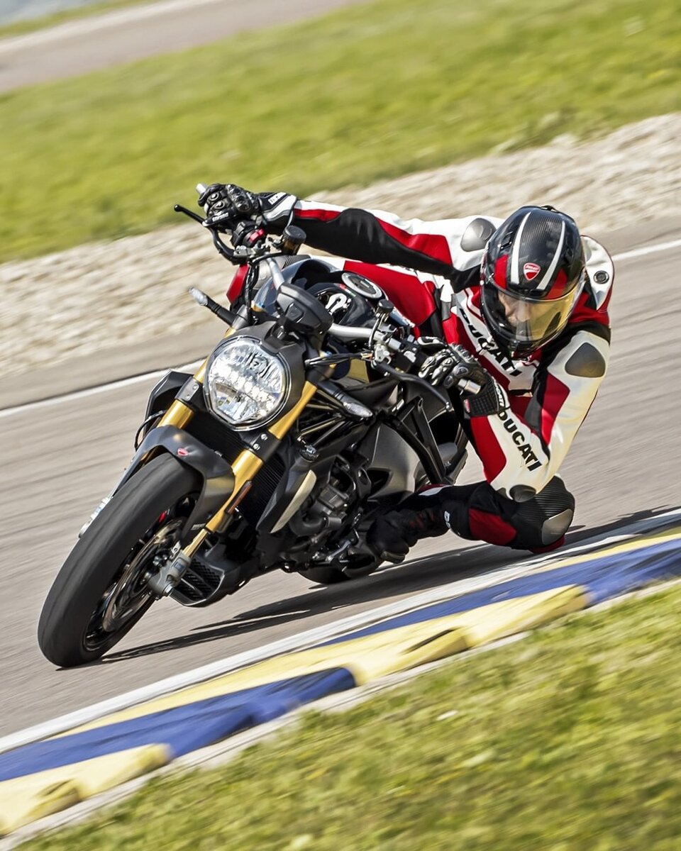 Кстати, на новом Monster 1200 есть та самая застёжка на баке, которая была на первом Monster, созданном Мигелем Галуцци.