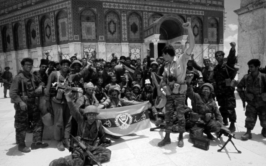 Шестидневная война. Июнь 1967. Израильские солдаты с захваченными иорданским знаменем. 