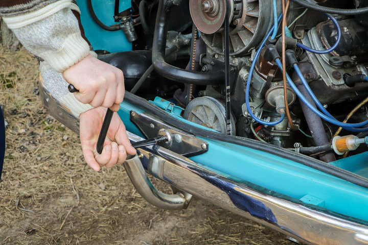 Запуск двигателя с помощью кривого стартера. Источник фото: https://www.tut.by/