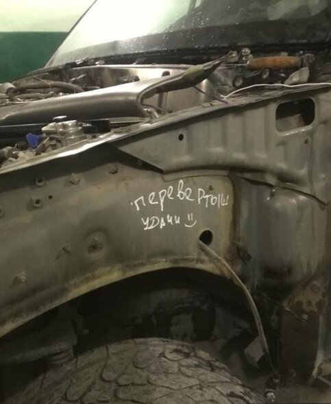 Инетересные надписи которые оставляют автомеханики своим коллегам при ремонте авто, 5 фото