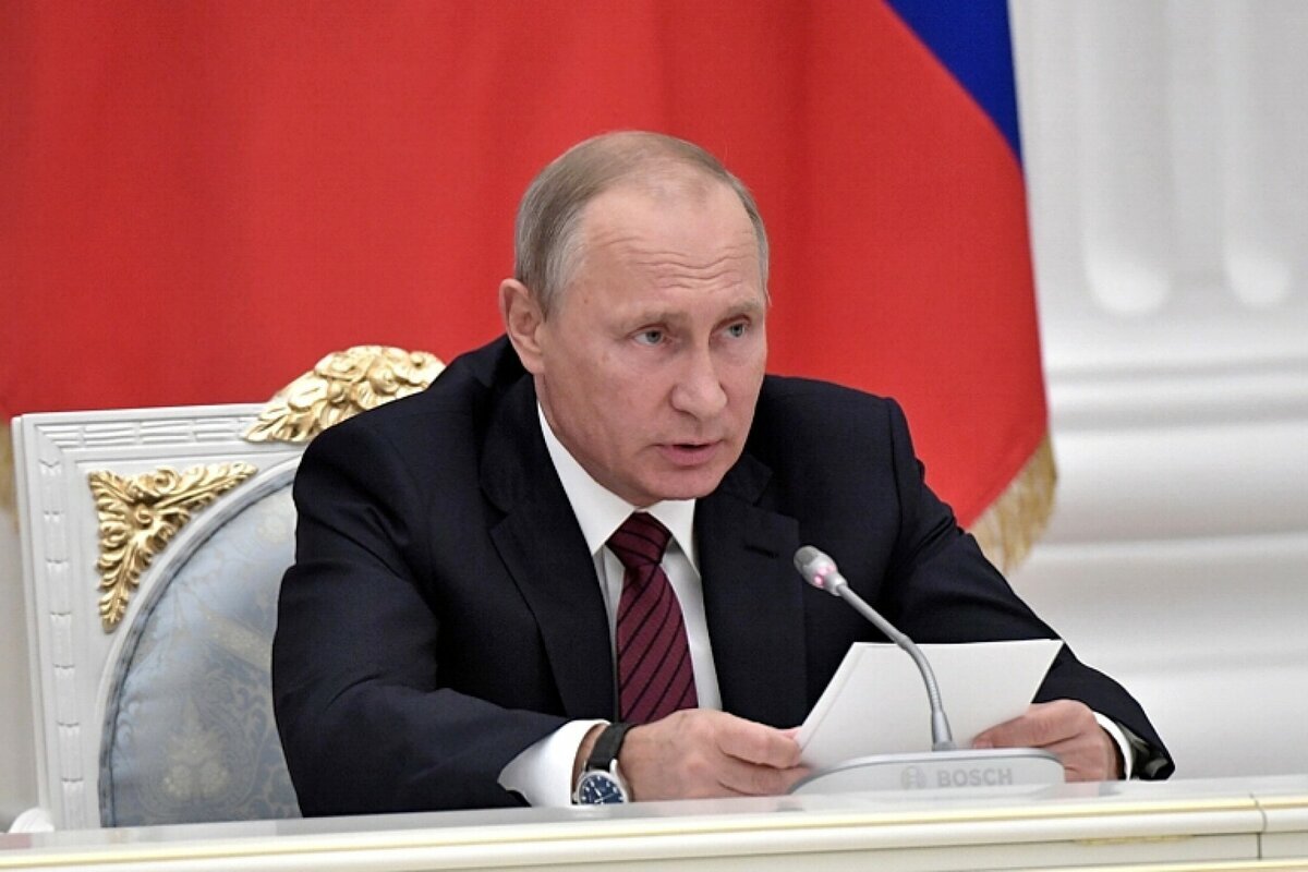 Путин призвал принять экстраординарные меры для борьбы с коронавирусом.