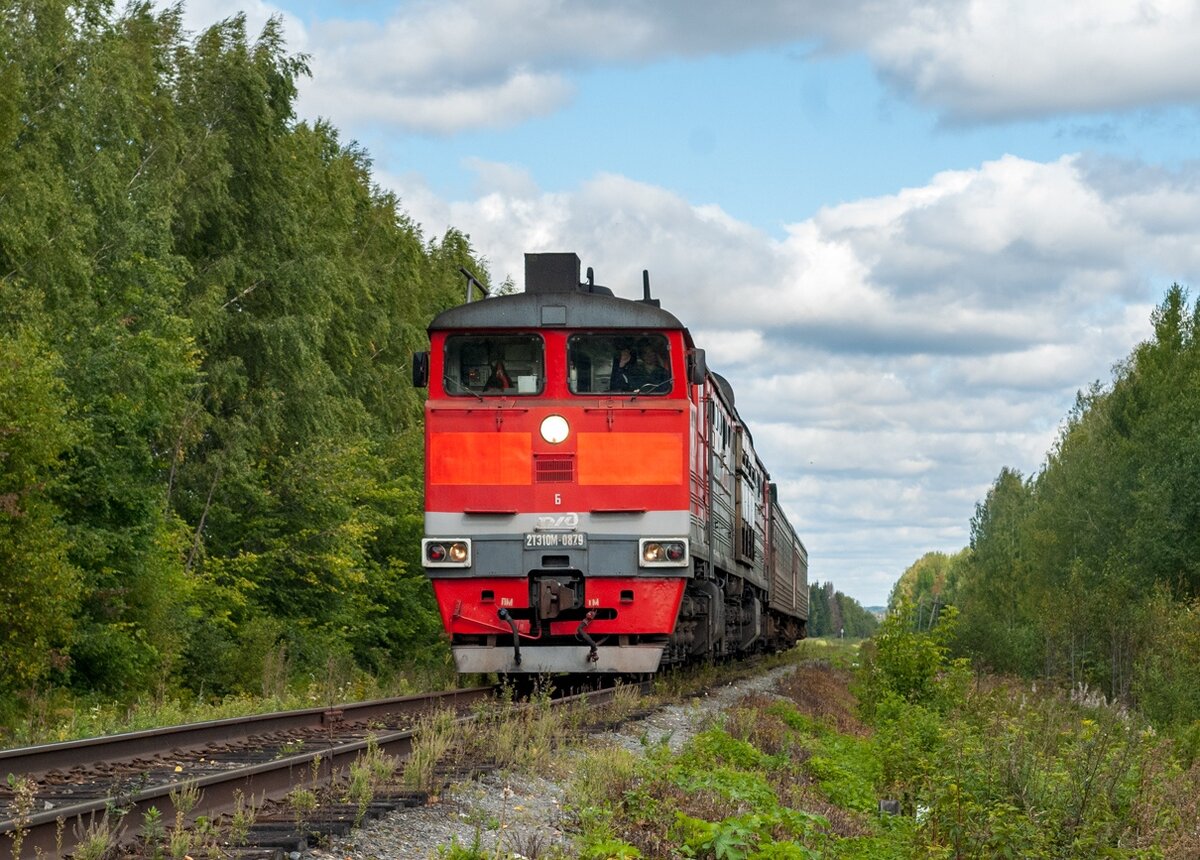 2ТЭ10М-0879 с пригородным поездом Светлополянск - Яр, перегон Струговской - Яр.