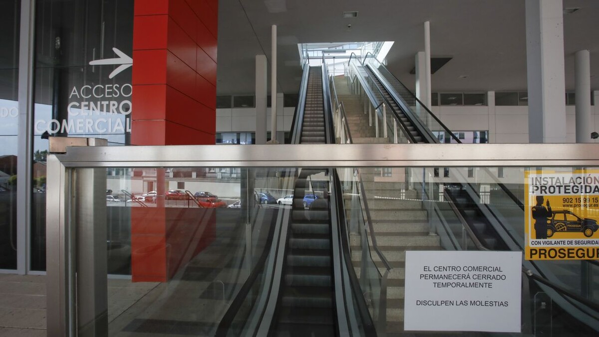 Фото La Voz de Galicia. Объявление: Коммерческий центр временно закрыт. Приносим свои извинения