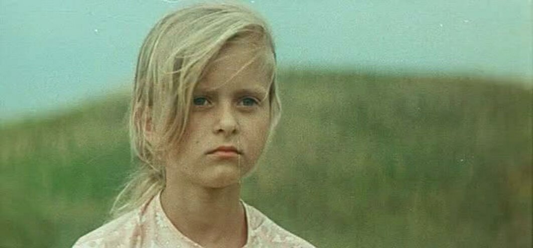 Это Светлана, дочь Павла. Играет маленькая Лена Костерева.