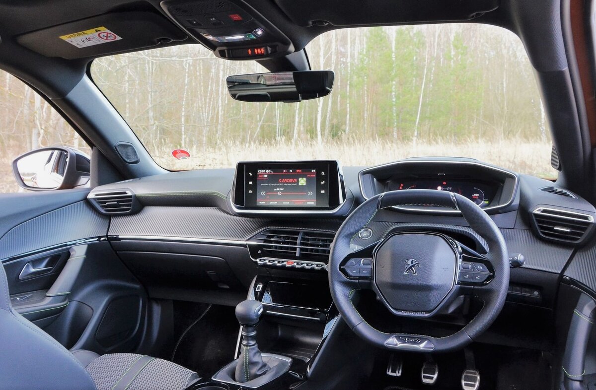 Приборная панель 2008 года выглядит дикой, а также немного дикой. Но качество изготовления и материалы заслуживают одобрения