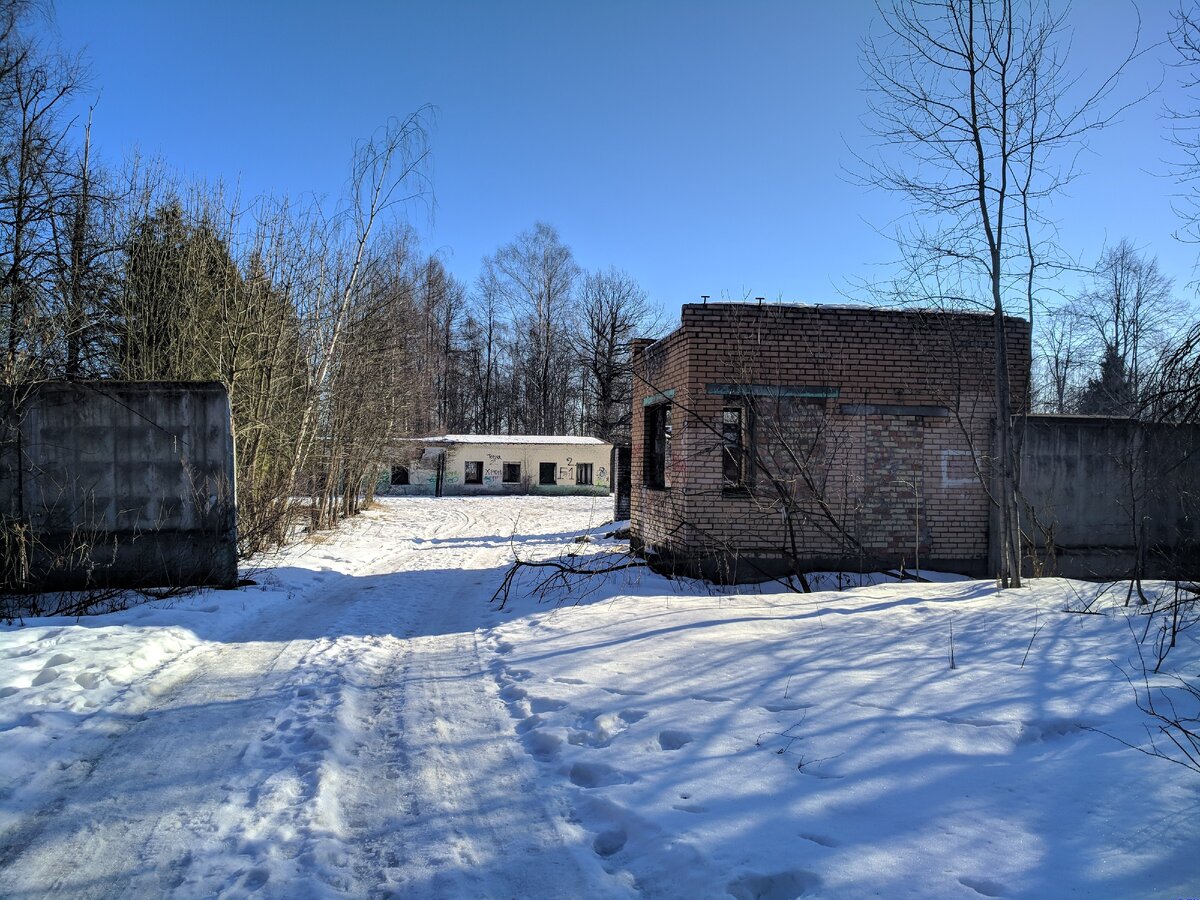 Вокруг ни души и полная тишина.