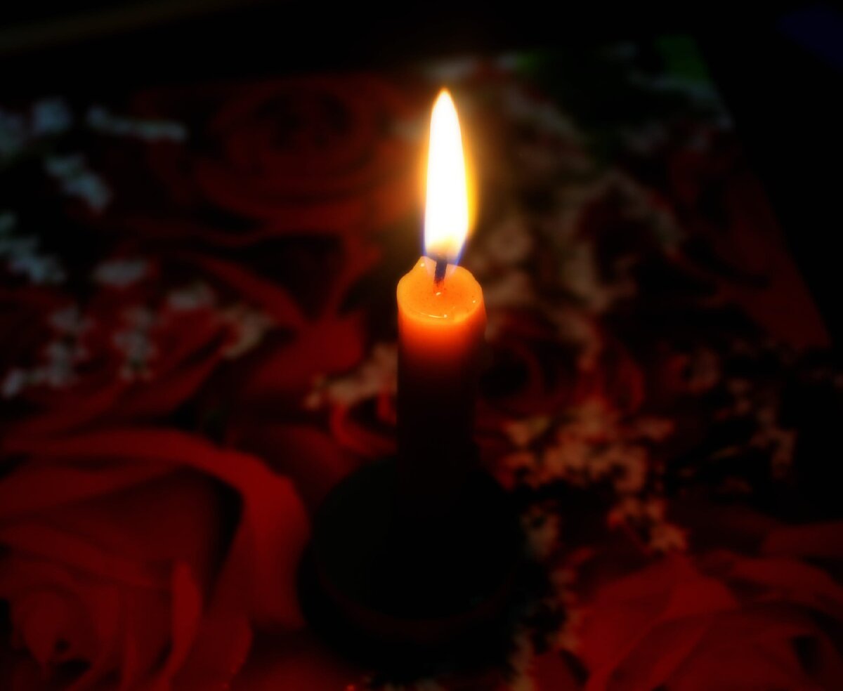 Заговор врагу, нанёсшего обиду, изломавшего жизнь не только вам, но и другим, вредящего всем и сеющего слёзы, беду и горе довольно популярны с давних лет. Заговор на смерть, читать в домашних условиях довольно сложно и опасно, однако возможно при должной подготовке.  Конечно все подобные обряды из разряда чёрной магии  и не проходят легко и даром для того, кто гадости творит и для того, кто наказать хочет.

Слова, в этом случае приобретают неслыханную силу и повергают ниц врага Вашего. Смерть может прийти не сразу, а долго кружить вокруг, выматывать силы, иссушать душу. Человек и понимать сразу не сможет причину происходящего. Но возмездие приходит окончательно. Тяжёлые болезни, страшные обстоятельства стекаются к человеку и, как воронка воды, засасывают его с головой.