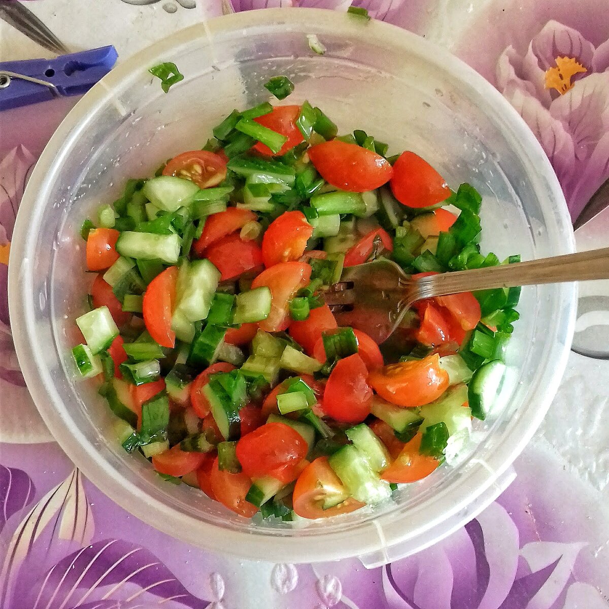 Вот такая маленькая порция салата из своих овощей с балкона