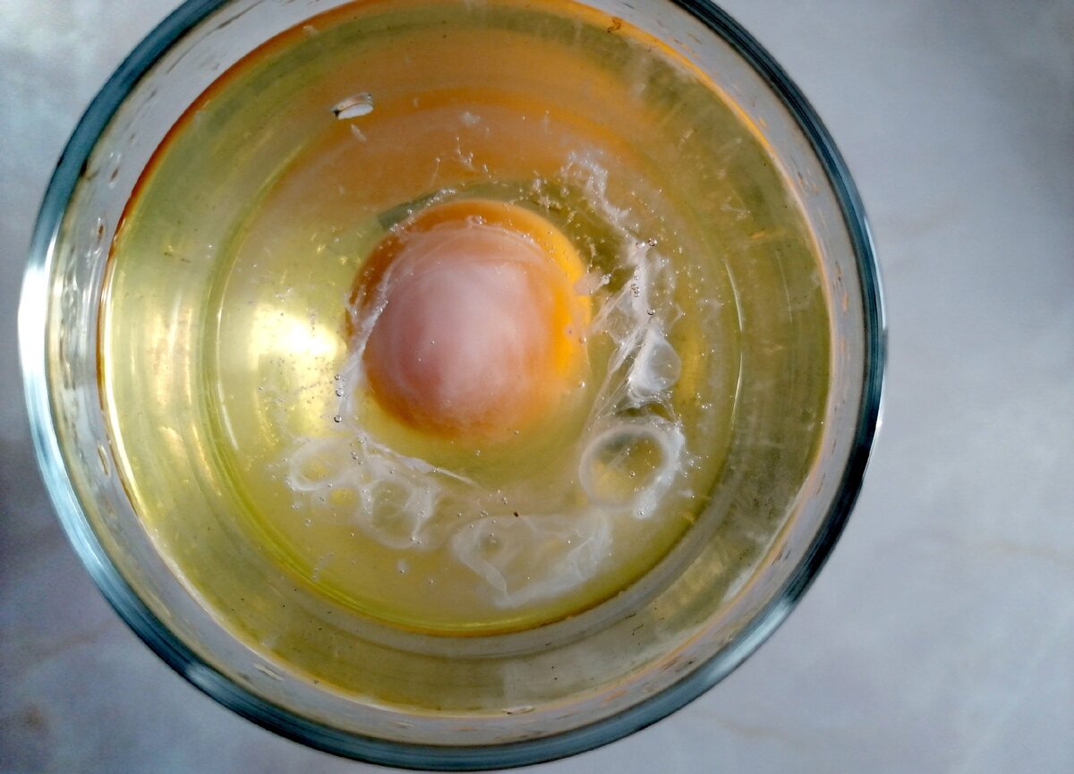 Почему мутные белки яиц. Сырое яйцо. Мутный белок в яйце. Мутный белок у куриного яйца. Сырое яйцо в воде.