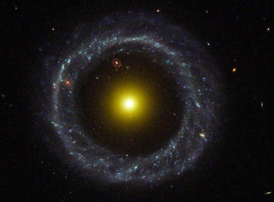 Уникальная в своем роде галактика - объект Хога