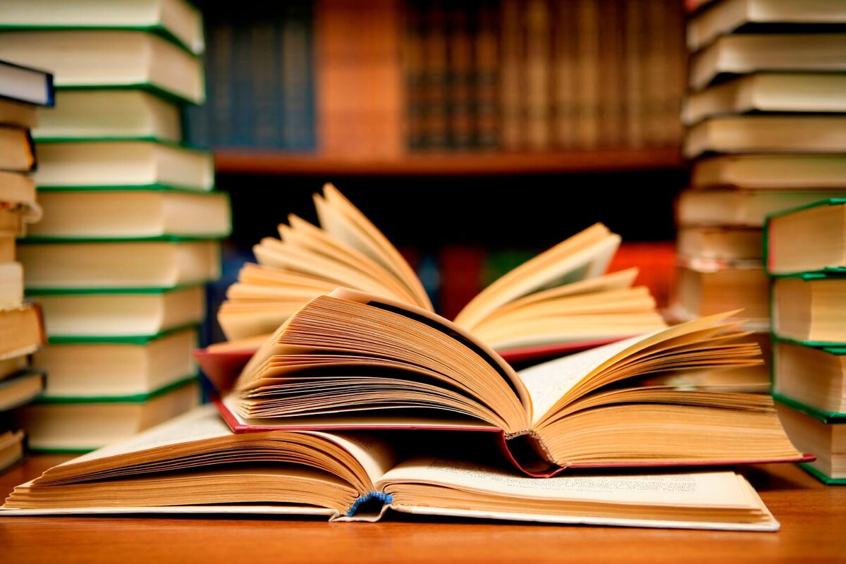 В наше время всё реже и реже люди читают книги, но большинство не имеет и представления, какое огромное значение они несут в жизни каждого.
