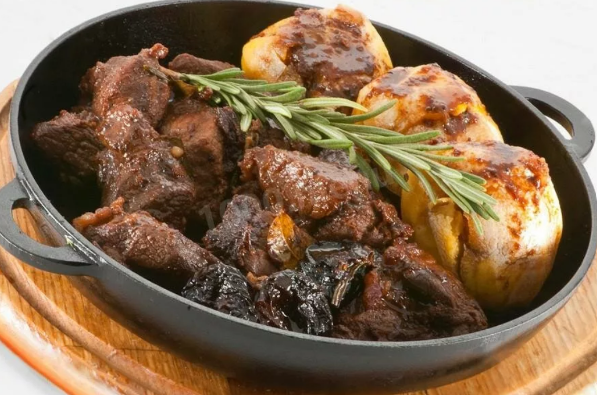 Тушеное мясо кабана с овощами