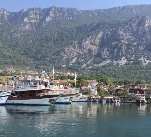 На таких яхтах происходят Экскурсии на остров Седир. Фото из личного архива