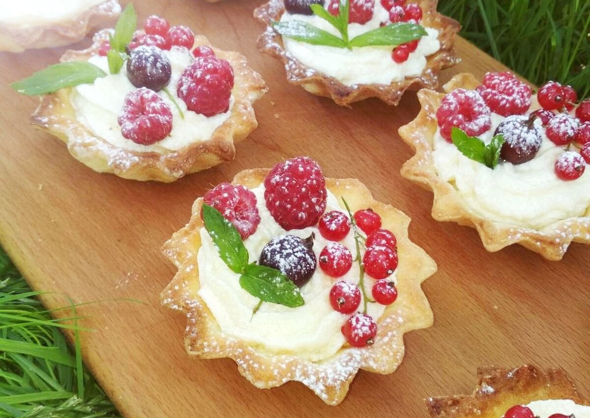 Готовое блюдо можно украсить ягодками