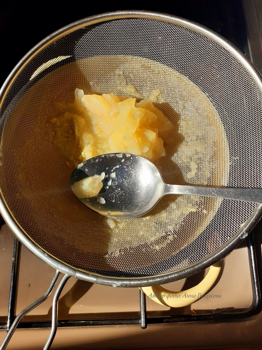 Варёные яблоки легко перетираются через сито