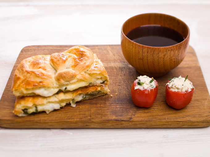 Соскучились по вкусу Грузии? Тогда скорее приготовьте хачапури с тянущимся сулугуни просто у себя дома. От этого блюда невозможно оторваться.