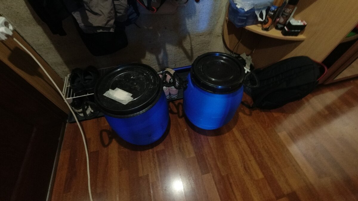 Две бочки ждут очереди. Личное фото.