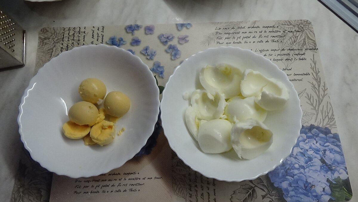 Отдельно - желтки, отдельно - белки