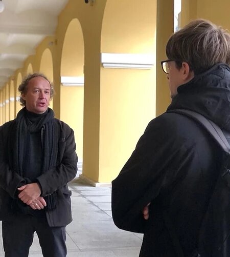 Митя Кузнецов (слева) в Никольских рядах.
