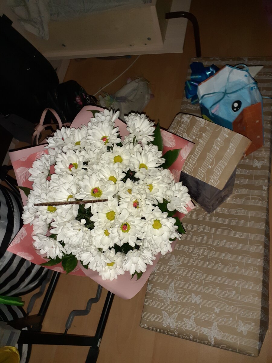 Утренняя часть подарков) вот голубое в пакете - это шапочка с зайцем, для младшего, чтобы всем было весело. А в подарочной коробке с нотами - синтезатор.