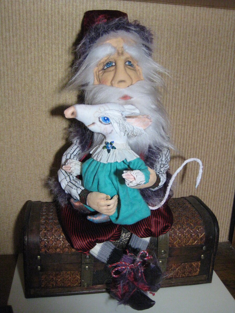 А это в гости к Домовому пришел Мышонок - символ 2020 года по восточному календарю.