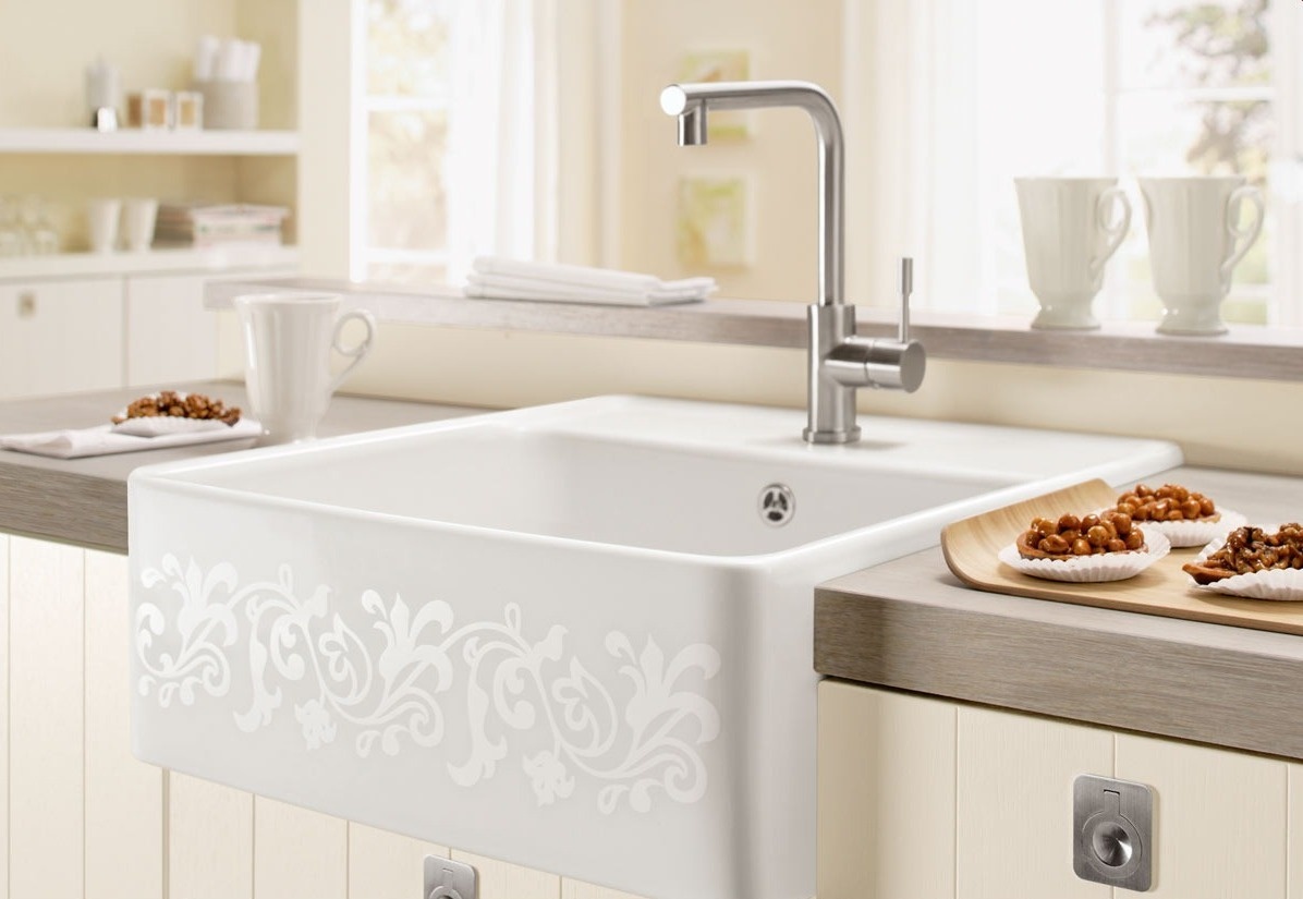 Возможность художественной росписи делает такую раковину украшением кухни