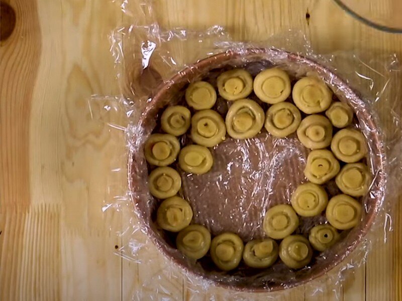 На дно формы выложите грибы