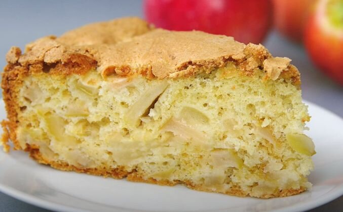 Пирог шарлотка с маком, яблоками и изюмом
