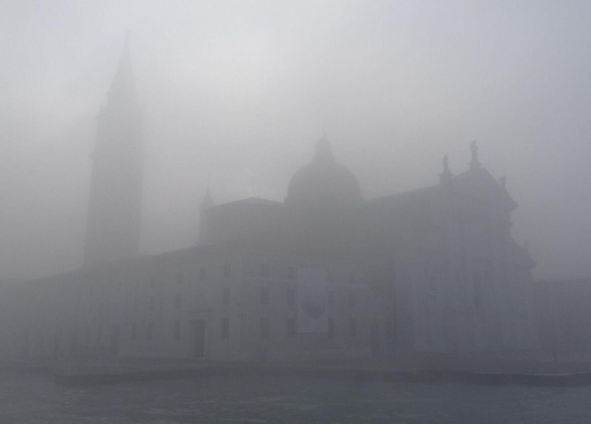 Венеция встречает густым туманом утром 1 января