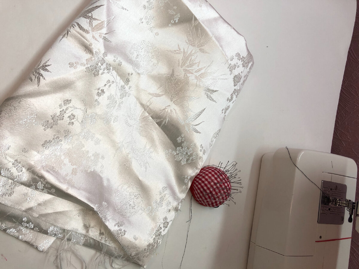 Фото автора. Здесь примеры ткани, из которой можно сшить школьный фартук.