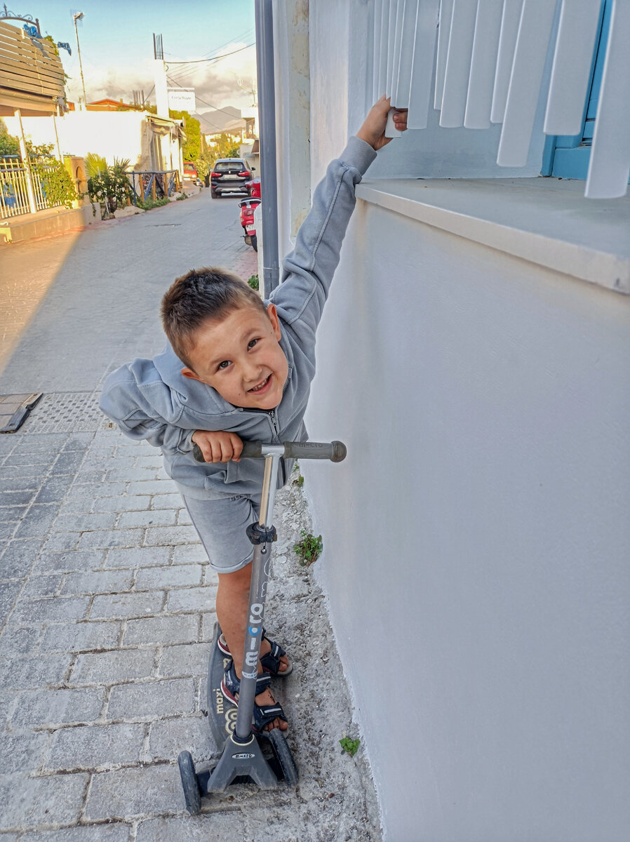 Я уже привыкла, что садики не работают. Занимаю сына сама и дела успеваю делать. Много гуляем зато (фото автора)